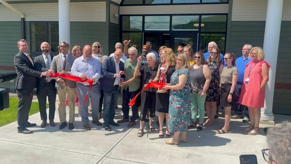 Ribbon cutting held for Neighborhood Depot