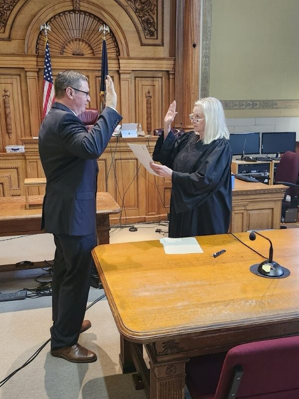 Wells sworn in as new Sayre School District superintendent